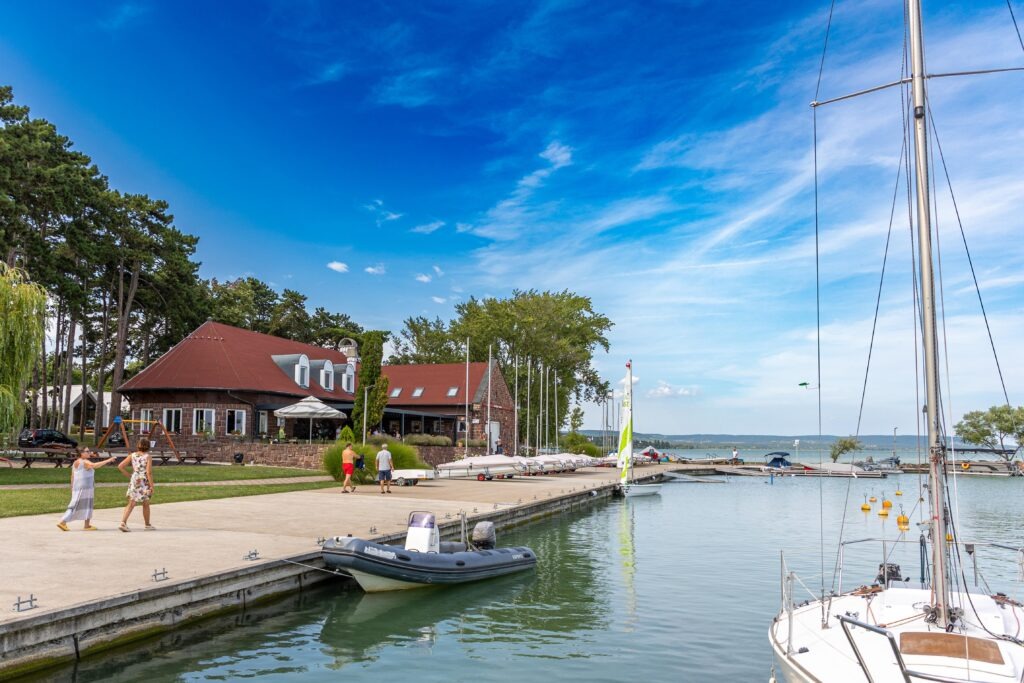 Scruton Pelso - közösségi tér a Balaton partján - vitorlások ringatóznak a kikötőben